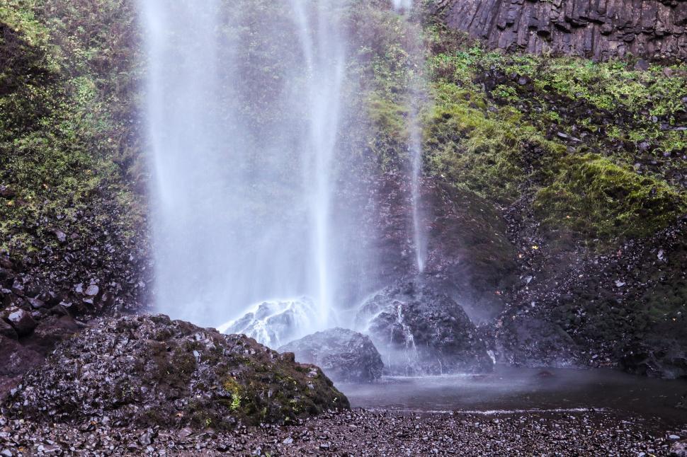 Free Image of Waterfall hitting rocks at the bottom - Latourell Falls 
