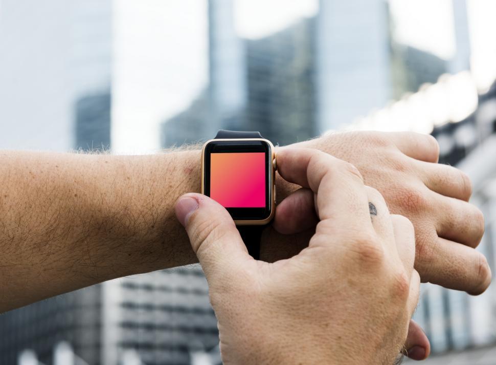 Free Image of Close up of a smart watch on the wrist with blank color screen 