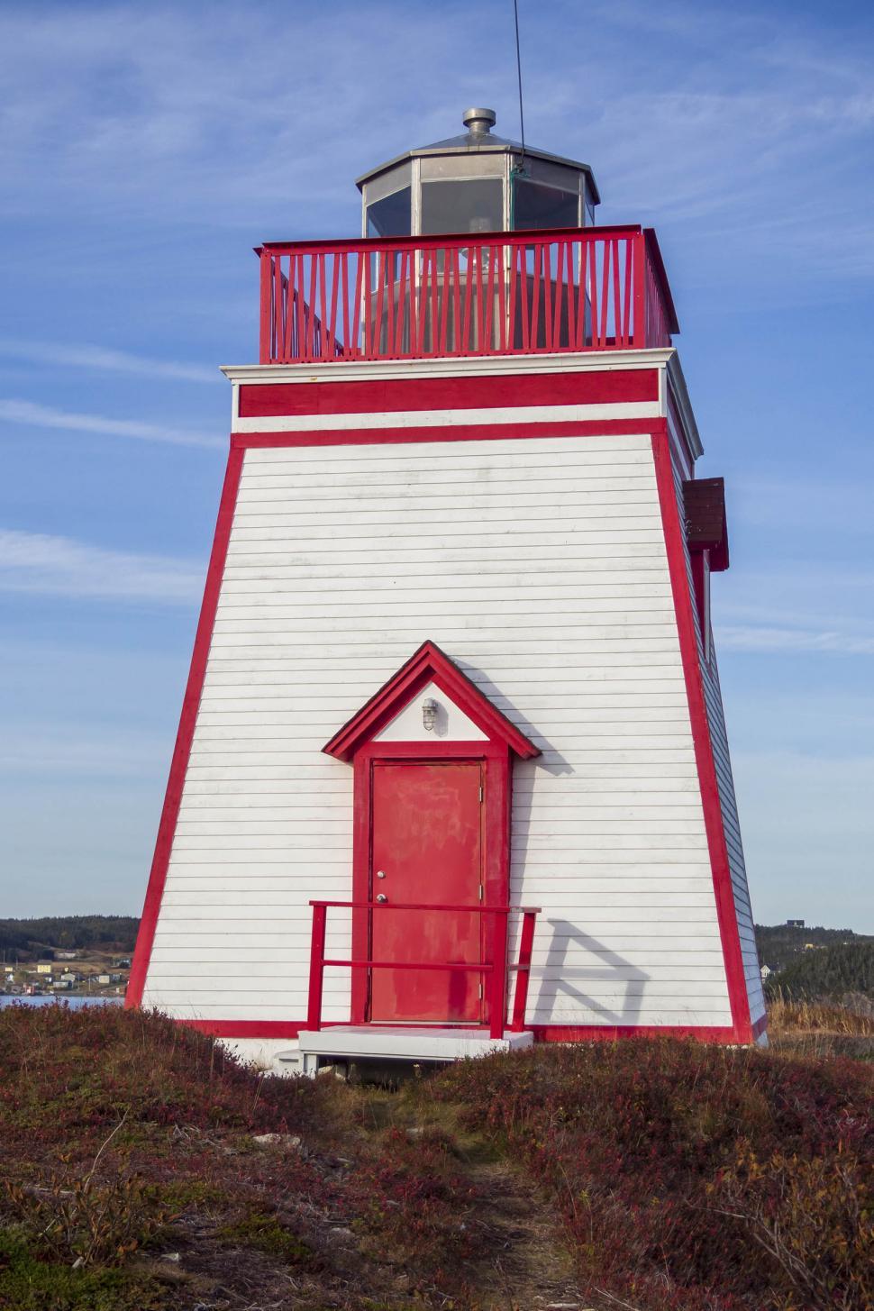 Free Image of Red and white lighttower 