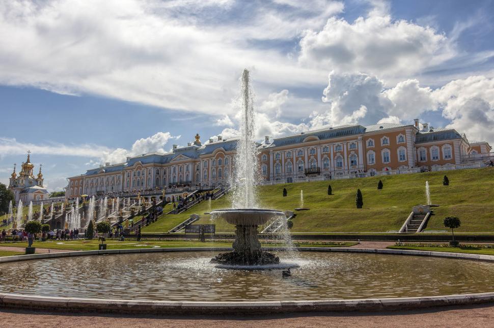 Free Image of Fountain and palace 