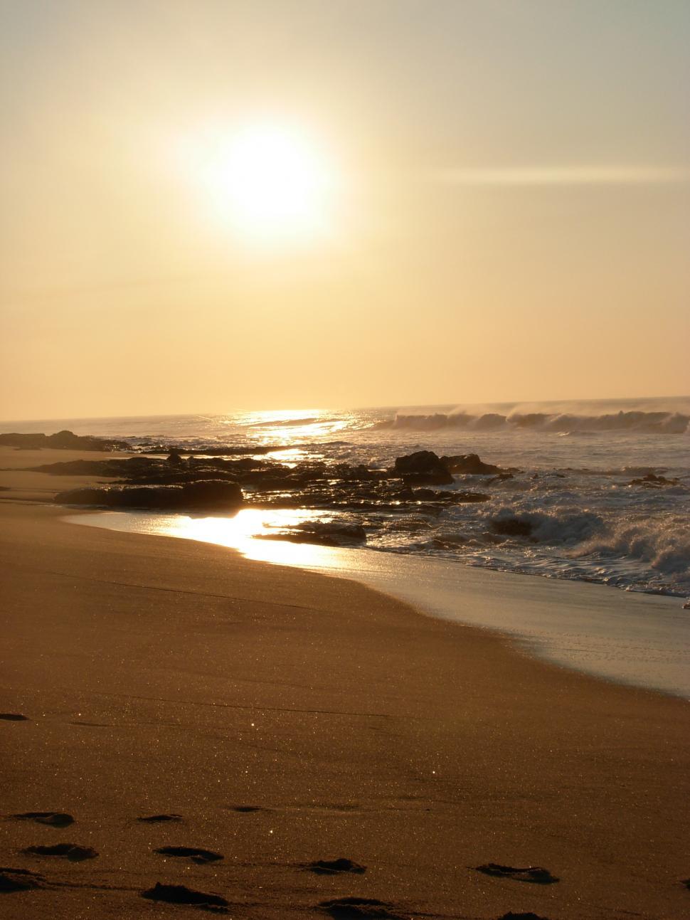 Free Image of Sunrise on the beach 