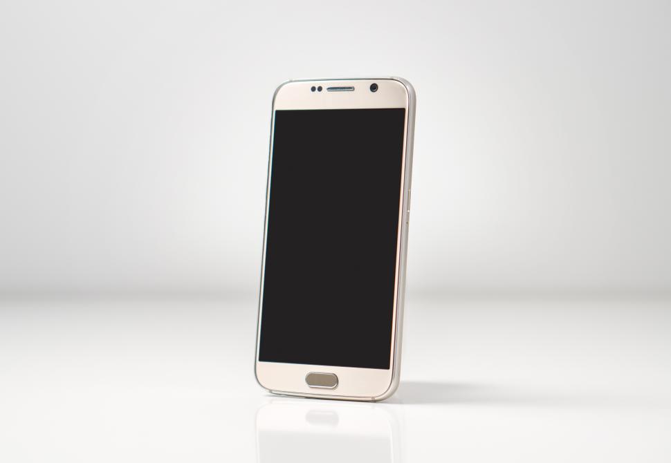 Free Image of Close up of a smartphone with blank black screen 
