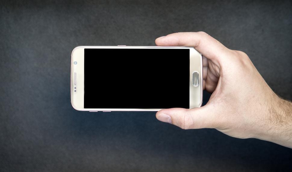 Free Image of A hand holding a smartphone 