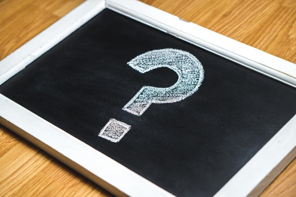 Free Image of A question mark drawn with chalk on small board 