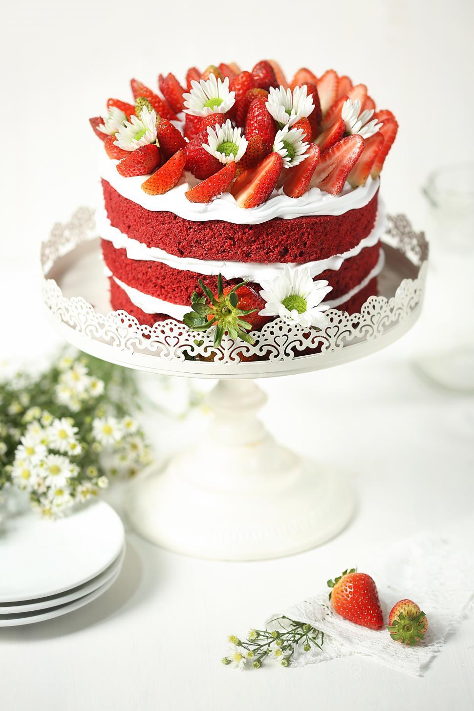 Free Image of Red Velvet Strawberry Cheesecake on cake stand 
