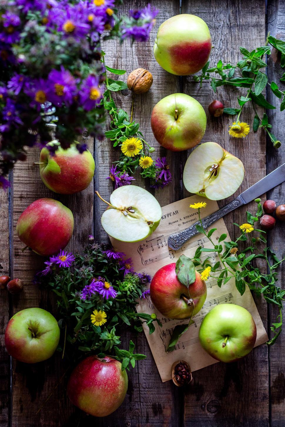 Free Image of Apples on Wooden Desk 