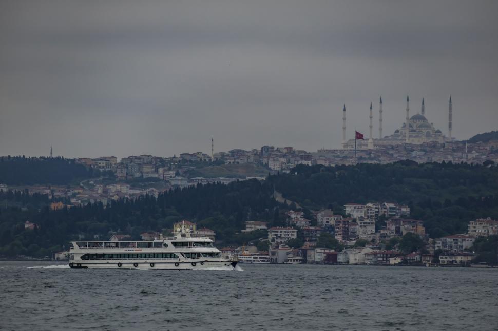 Free Image of Istanbul metropolis across water 