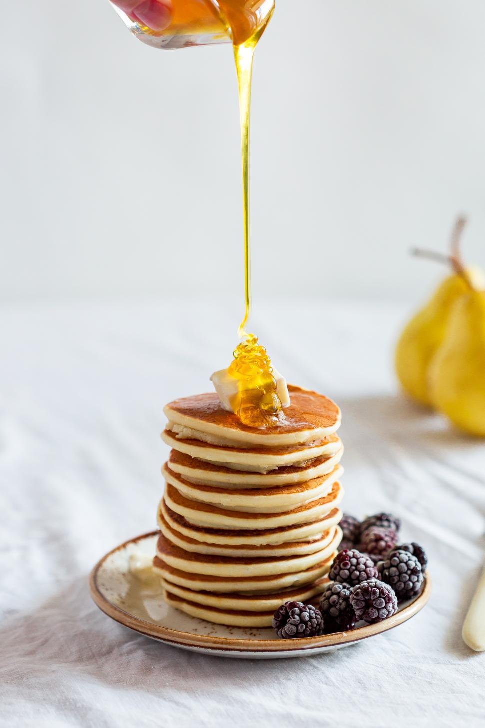 Free Image of Honey being poured on pancakes 