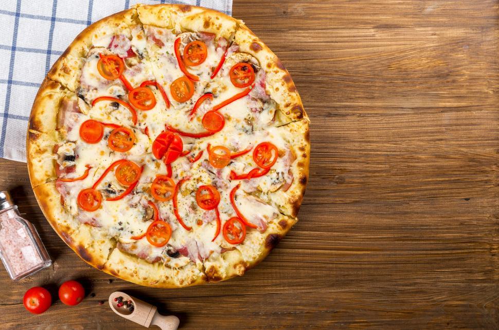 Free Image of Red pepper and tomato pizza 