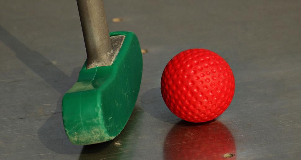 Free Image of Mini golf - colorful ball and putter 