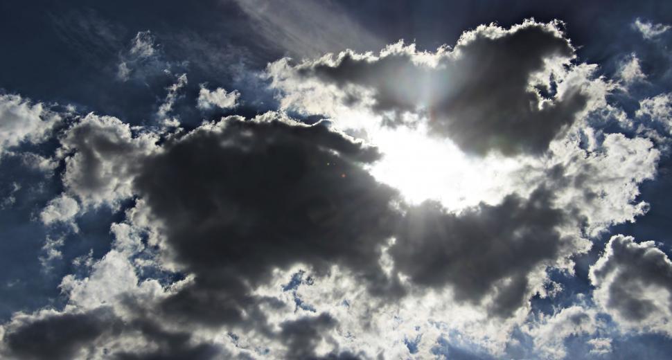 Free Image of Bright sun through clouds 