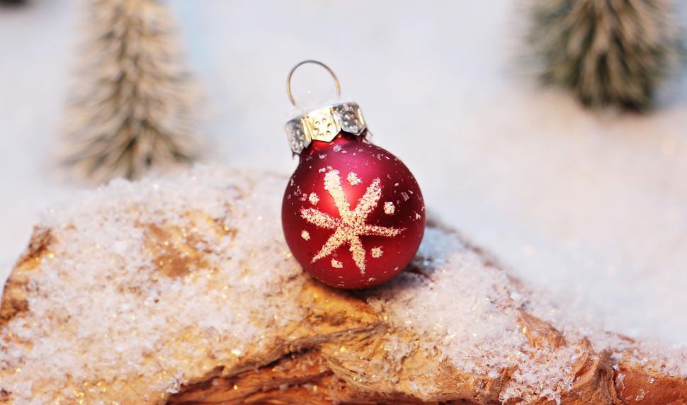 Free Image of Christmas Ornament - Holiday Scene 