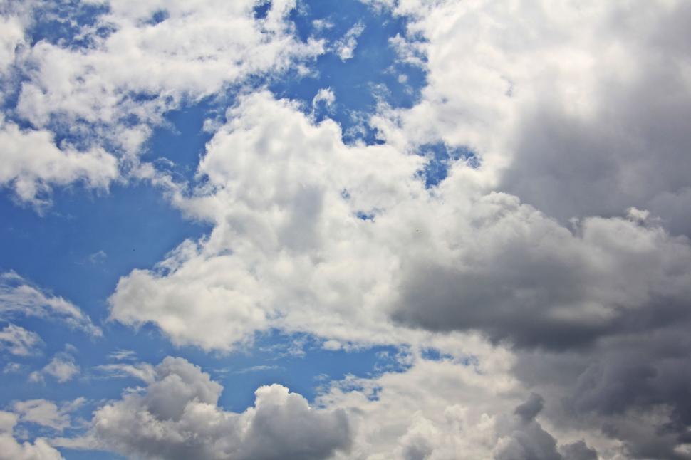 Free Image of Blue sky transitions to gray sky 