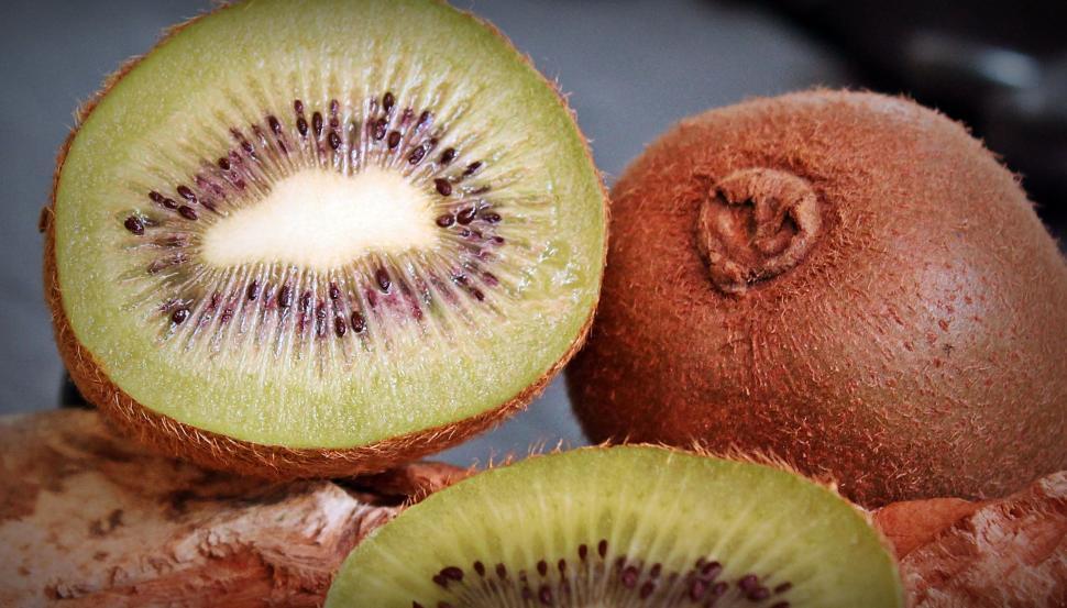 Free Image of Kiwi Fruits Full and Half 