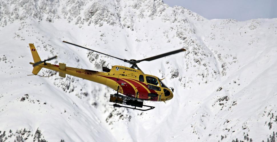 Free Image of Rescue helicopter in snow 