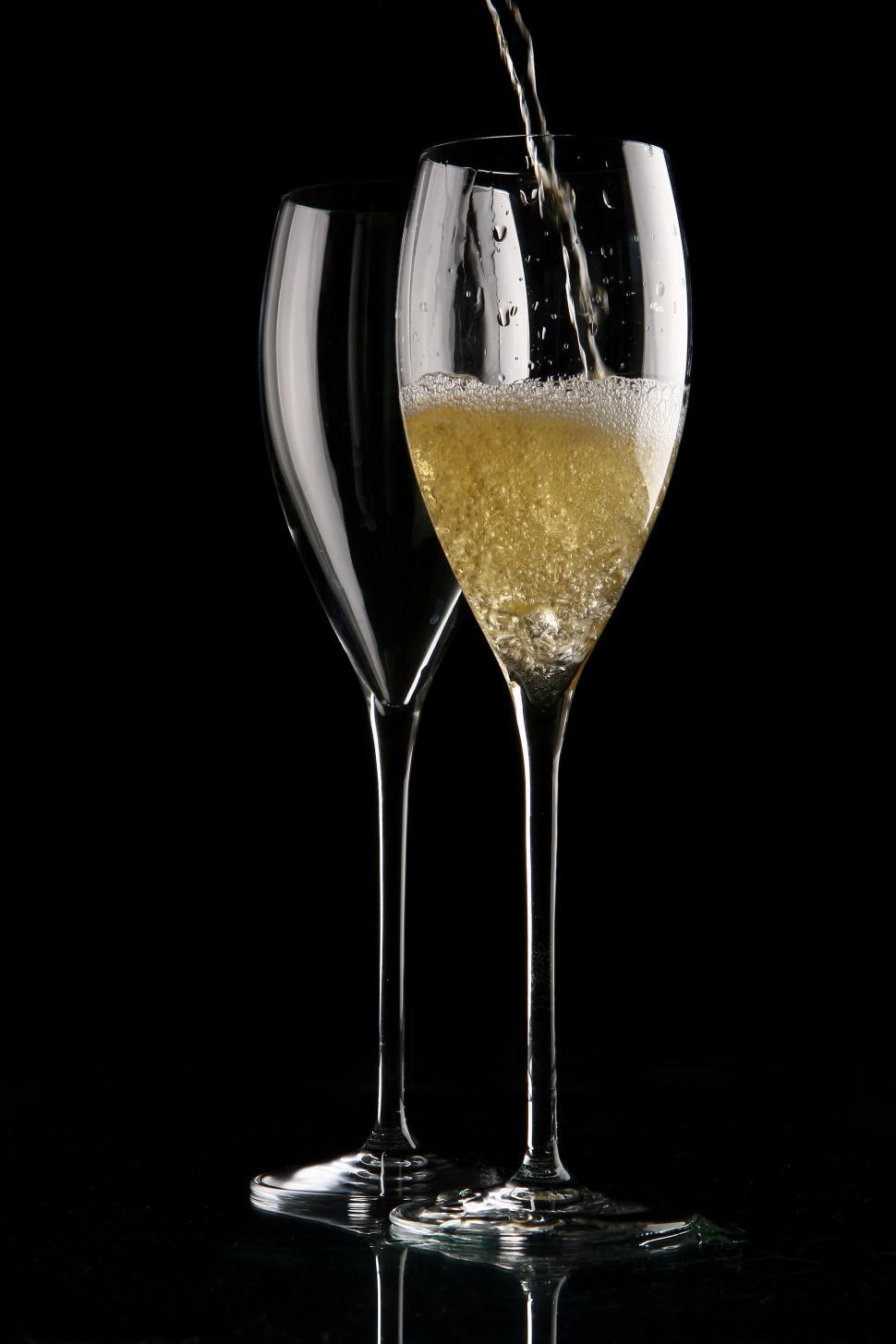 Free Image of purging two glasses of champagne on black 
