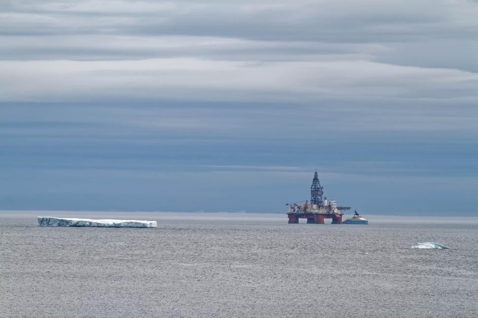 Free Image of Icebrg and oil rig 