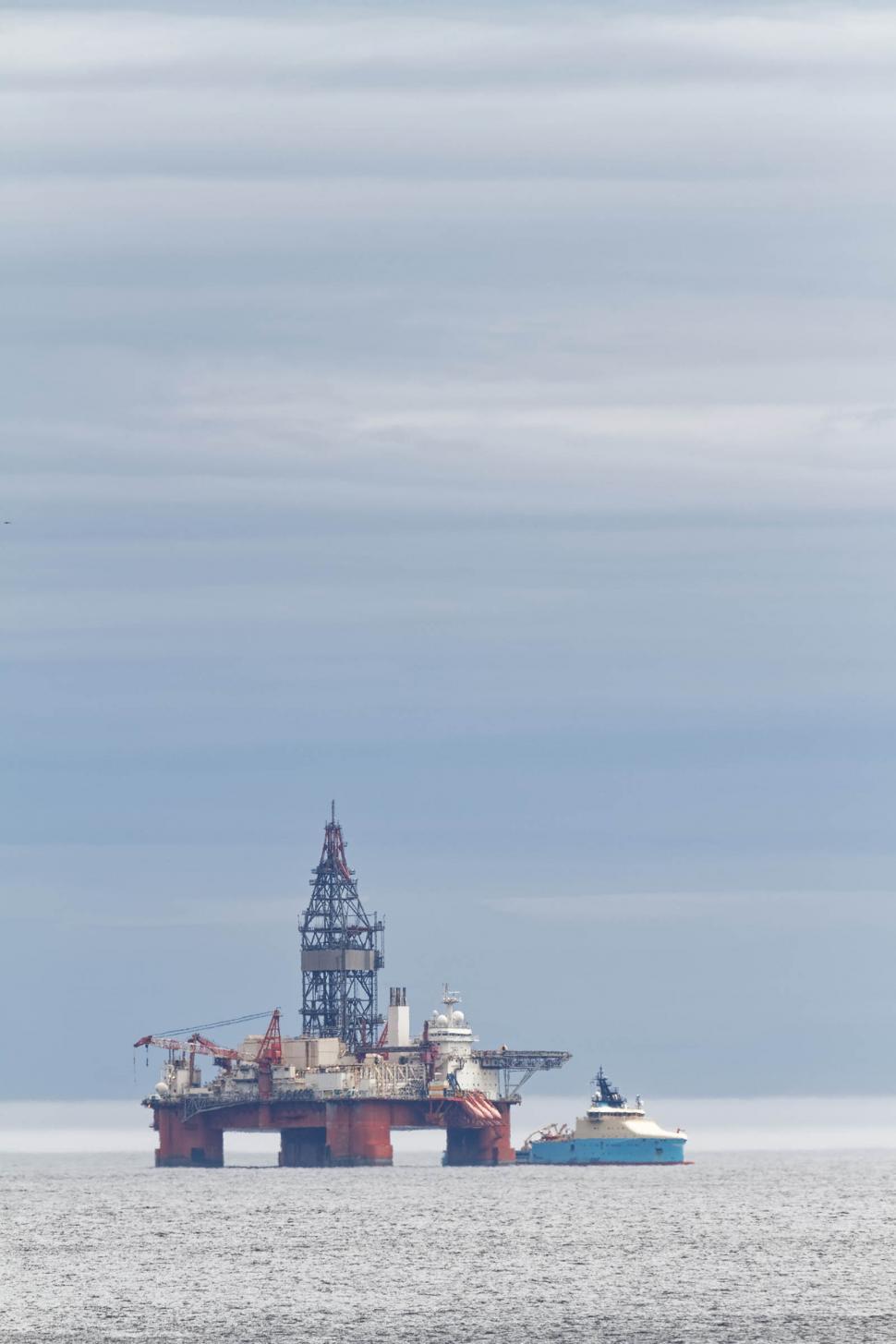 Free Image of Supply ship and oil rig 