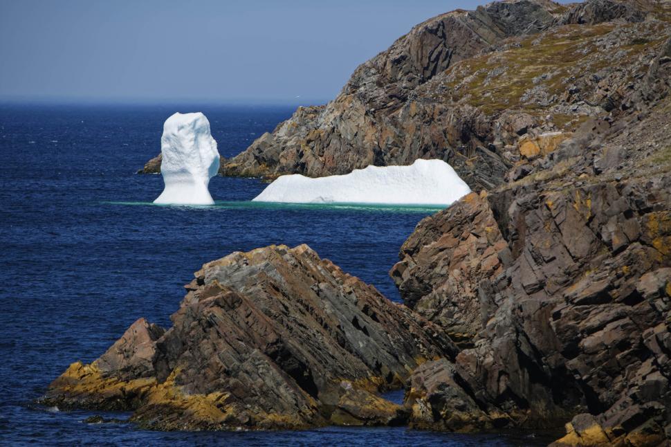 Free Image of Iceberg along the coast 