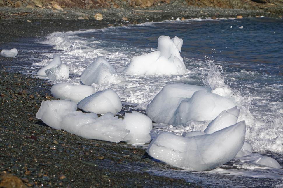 Free Image of Ice washed on shore 