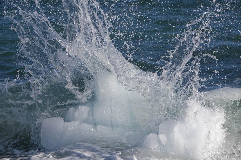 Free Image of Wave and ice 