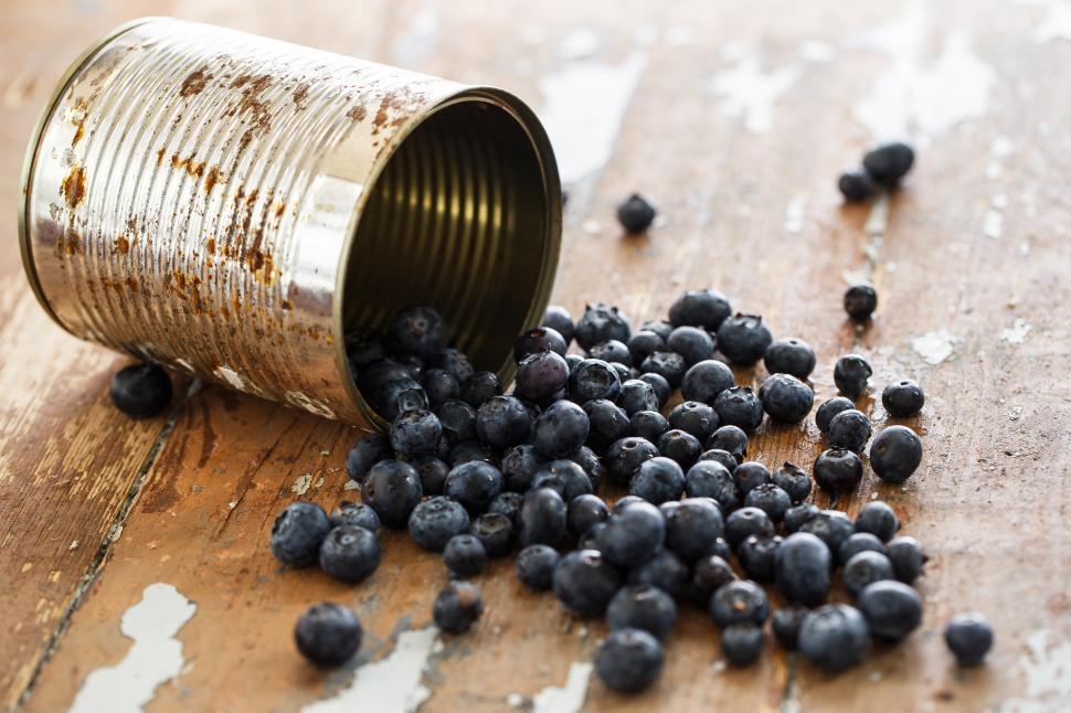 Free Image of Delicious blueberries on the table 
