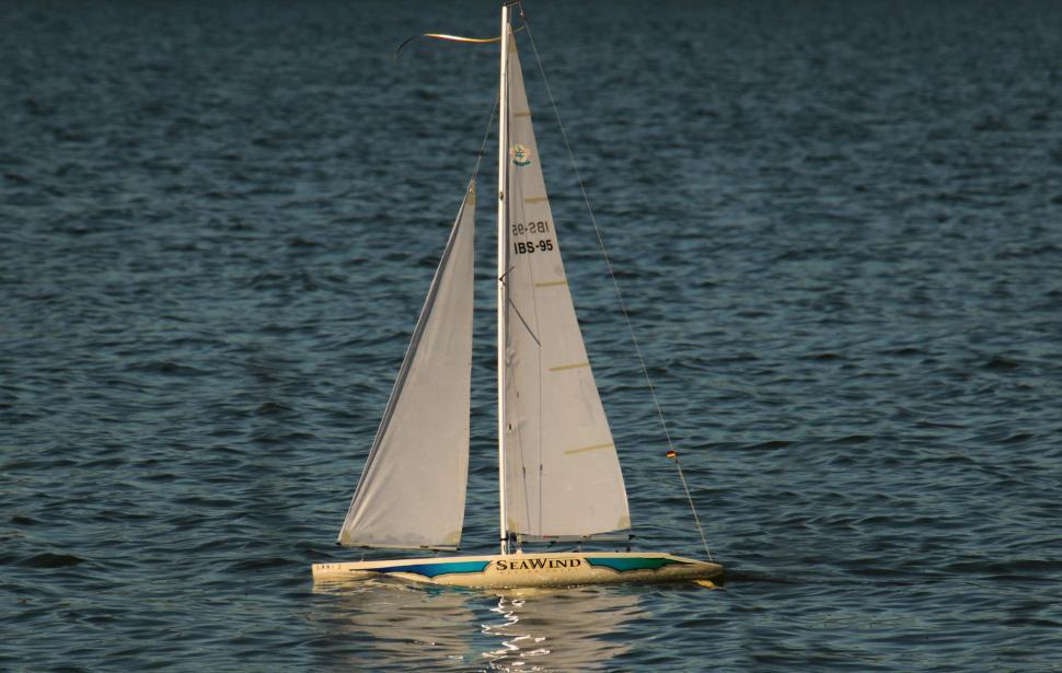 Free Image of Sailboat with full sails 