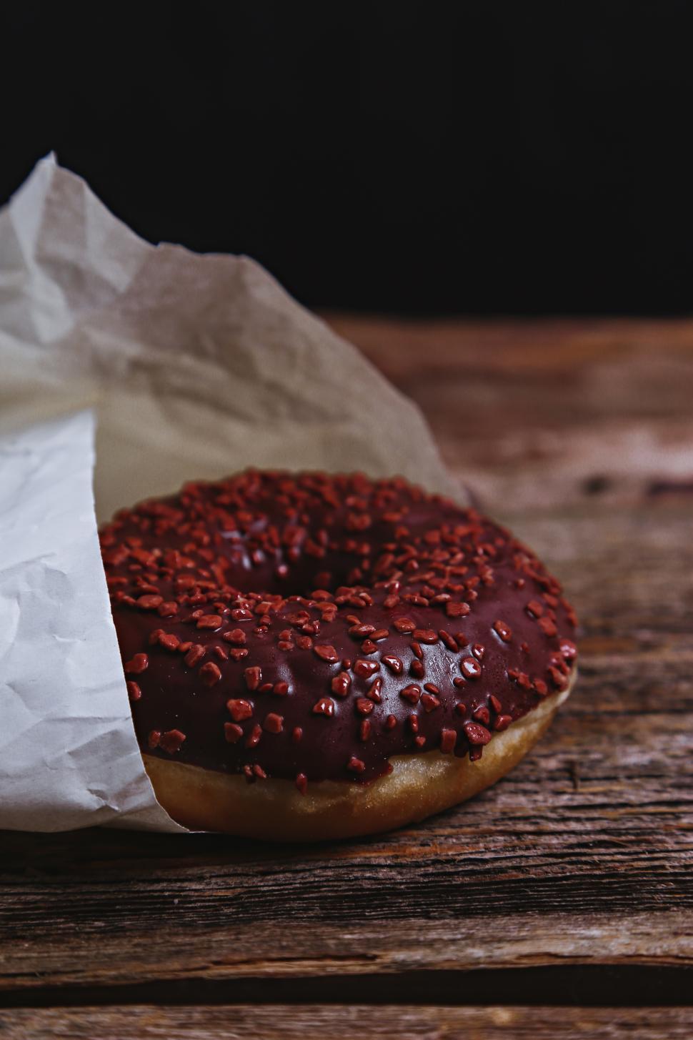 Free Image of Delicious donut with chocolate topping 