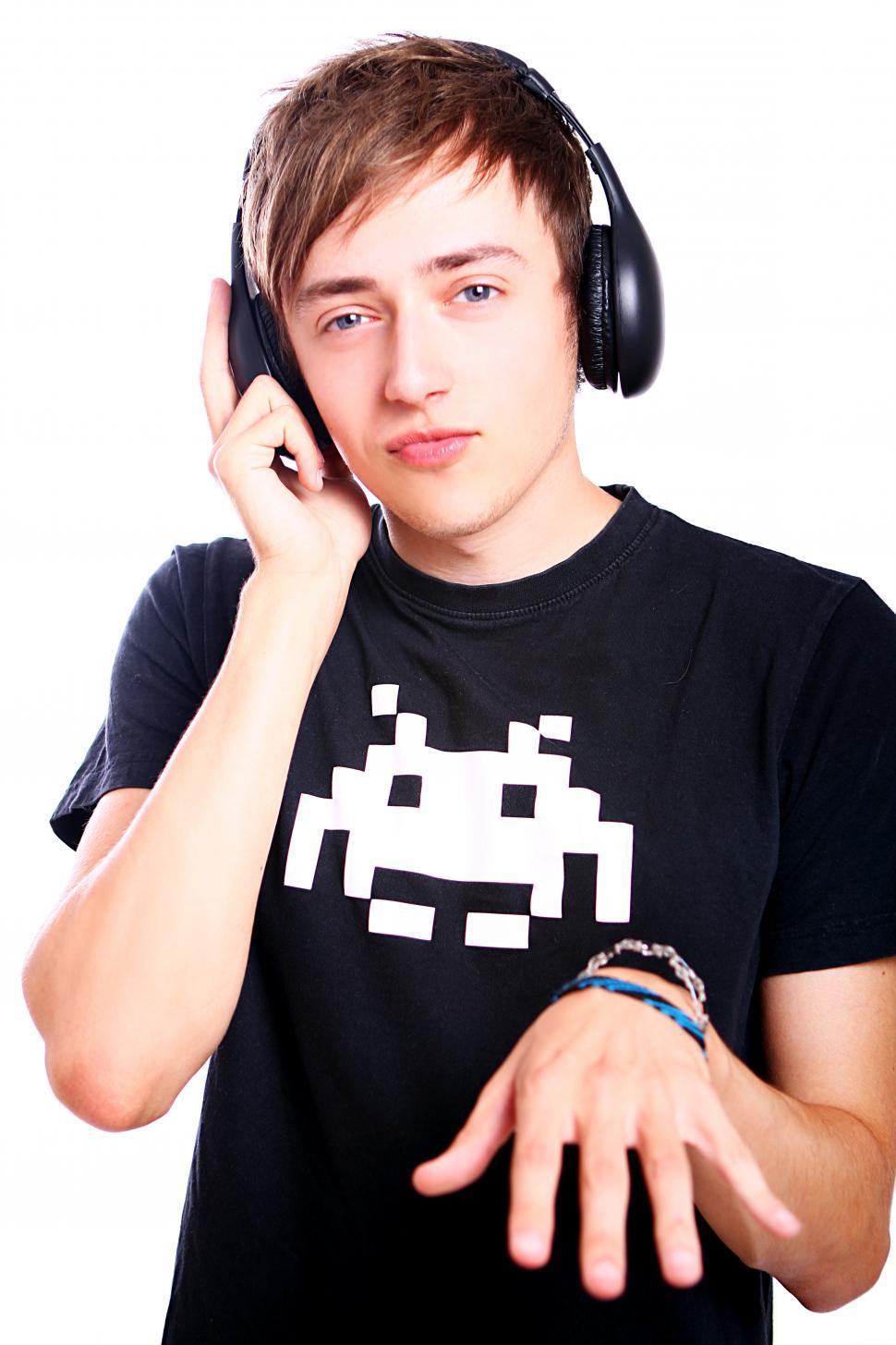 Free Image of Young and attractive guy with headphones 