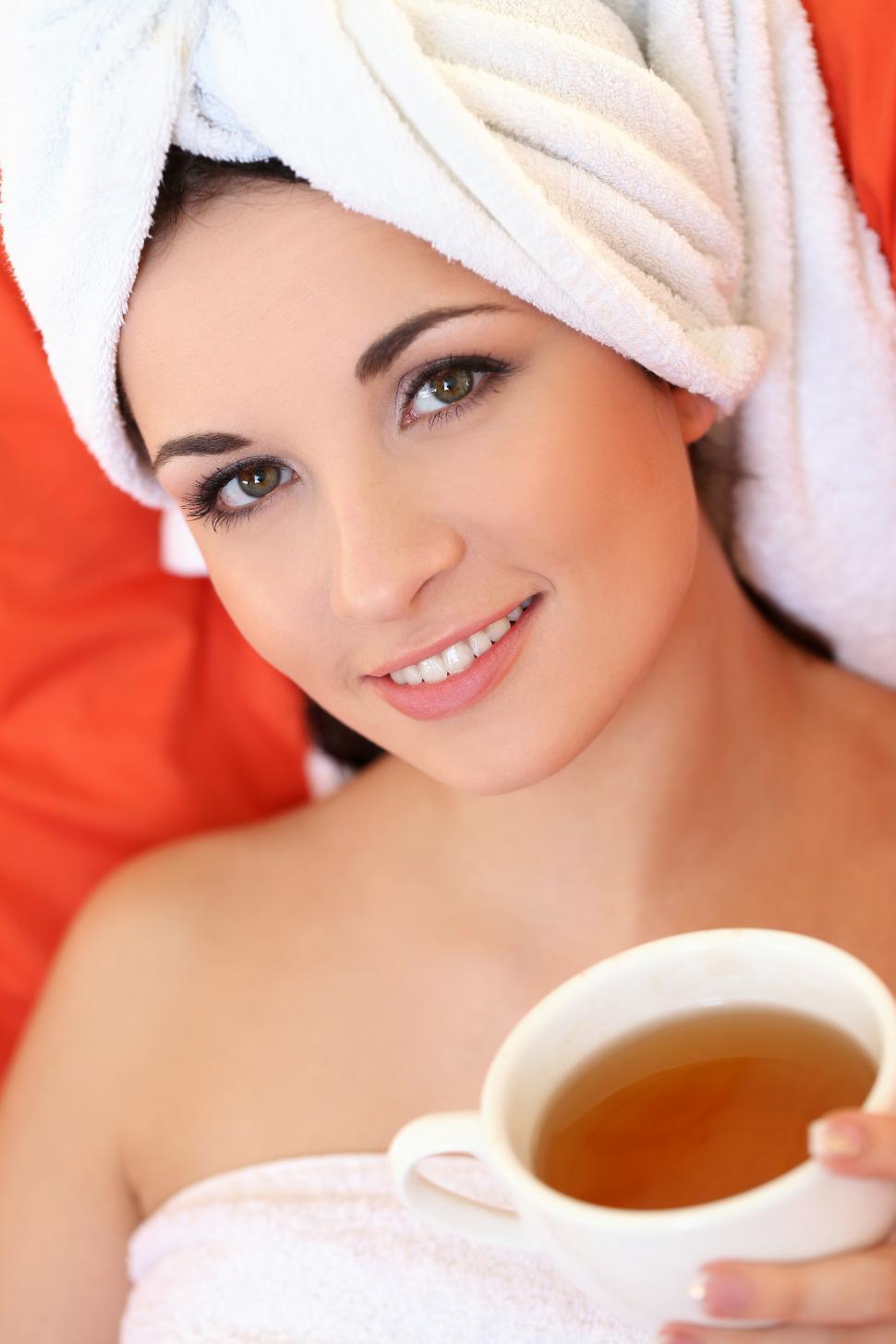 Free Image of Brunette young woman with cup of tea 