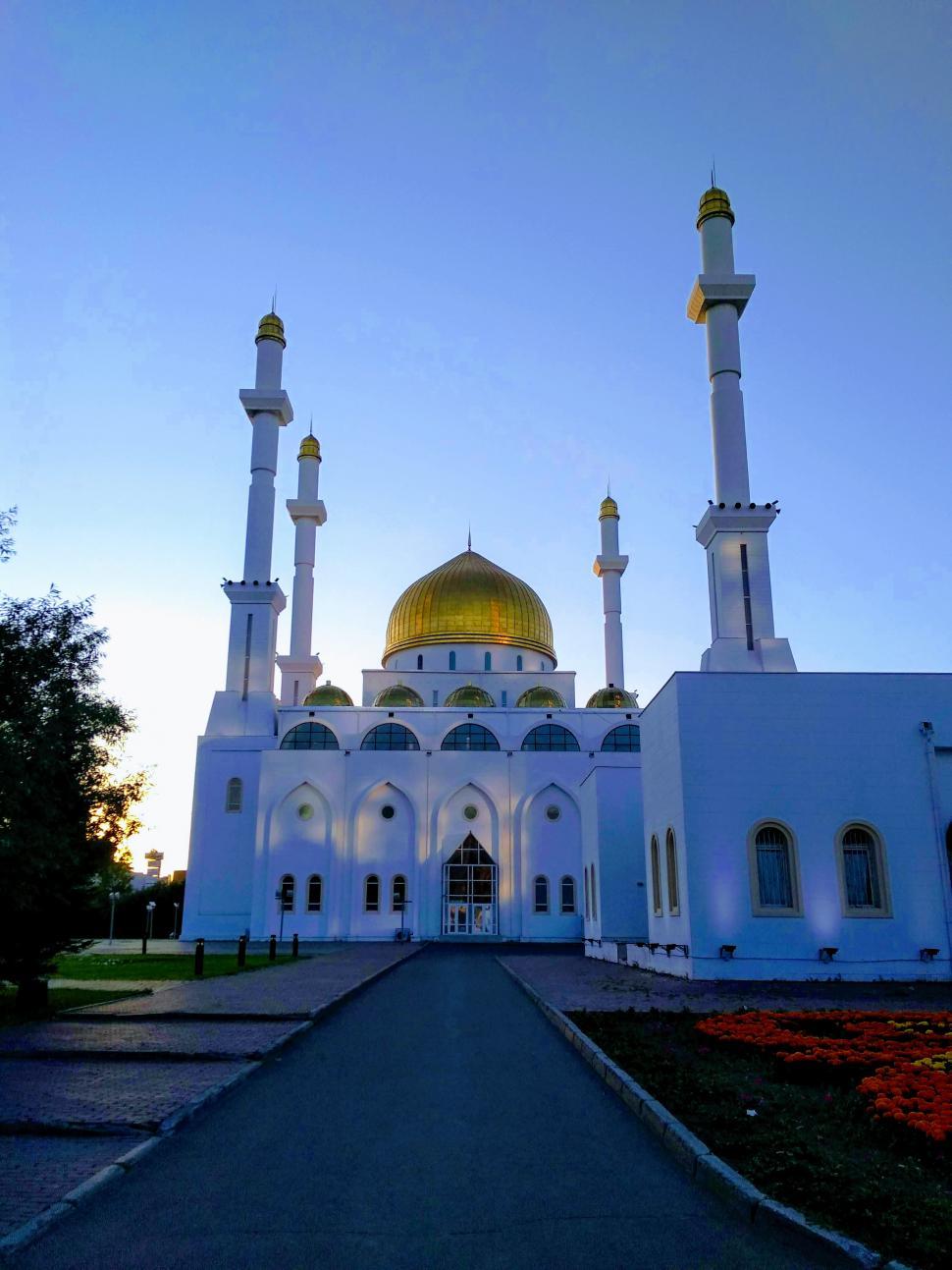 Free Image of White Building With Yellow Dome 