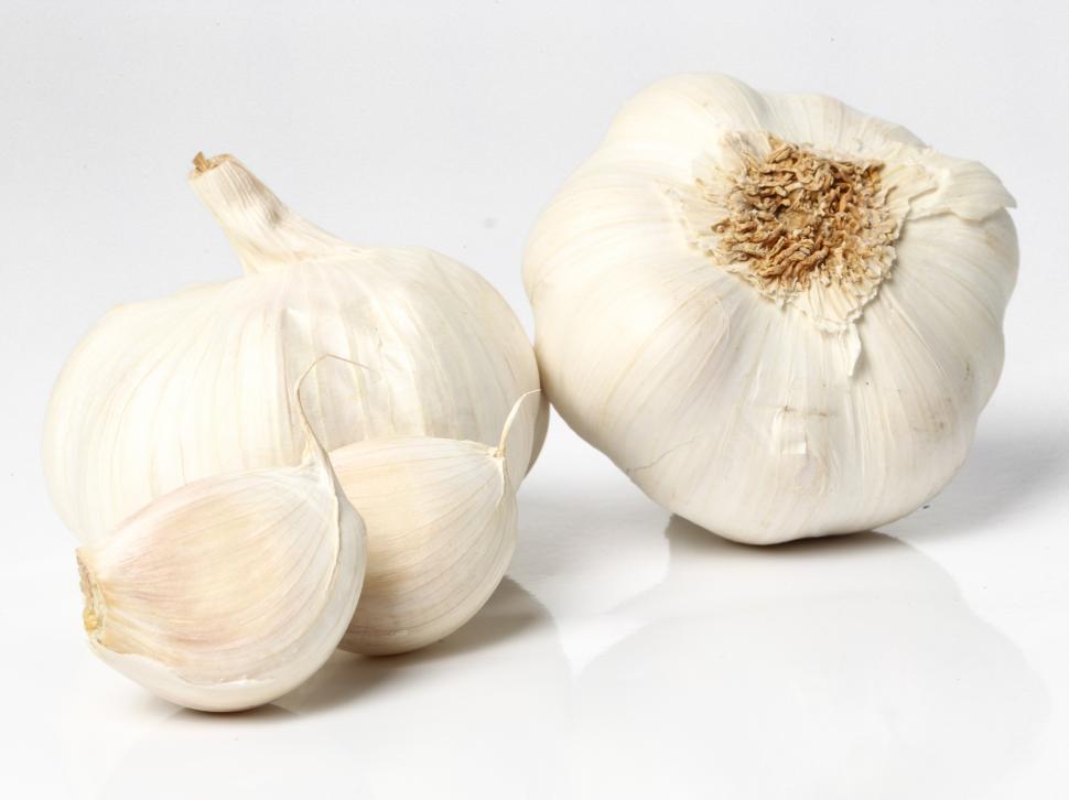 Free Image of Garlic on the table 