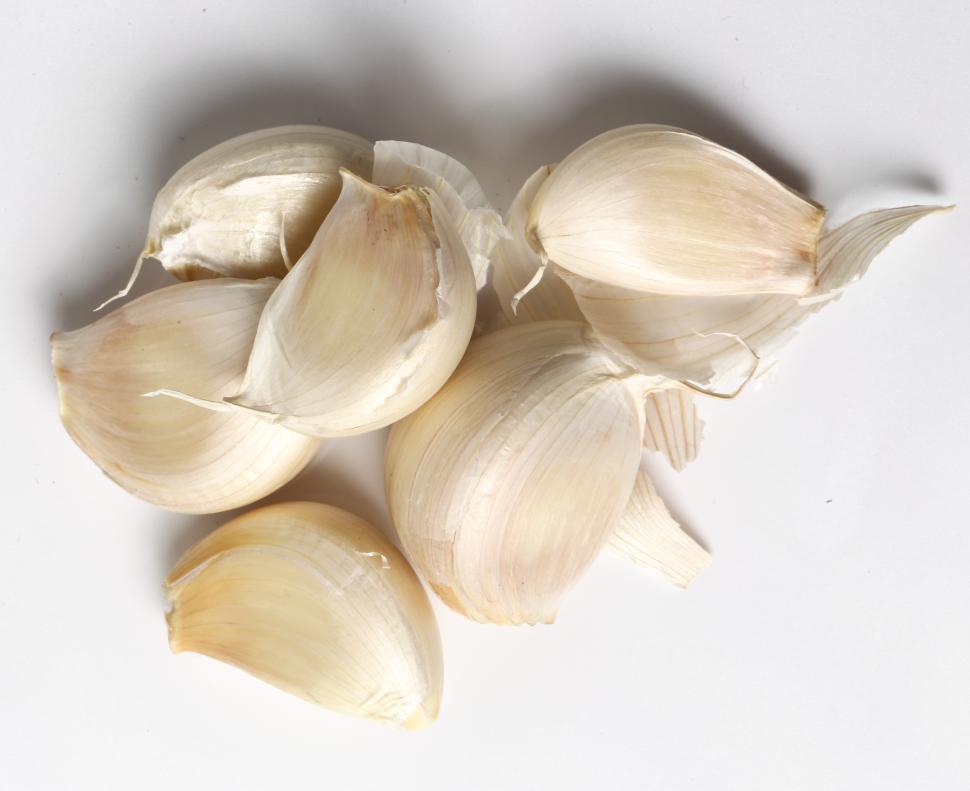 Free Image of Cloves of Garlic on the table 
