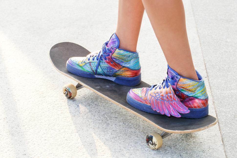 Free Image of Girl on the skateboard - feet 