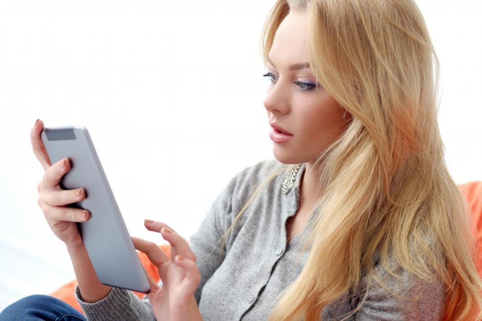 Free Image of Attractive woman with tablet computer 