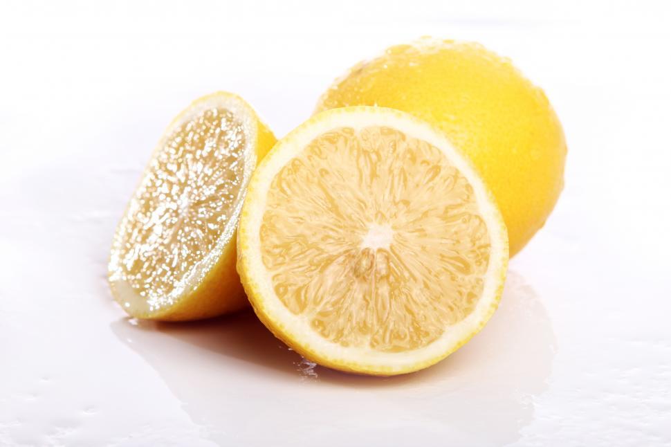 Free Image of Fresh lemon 