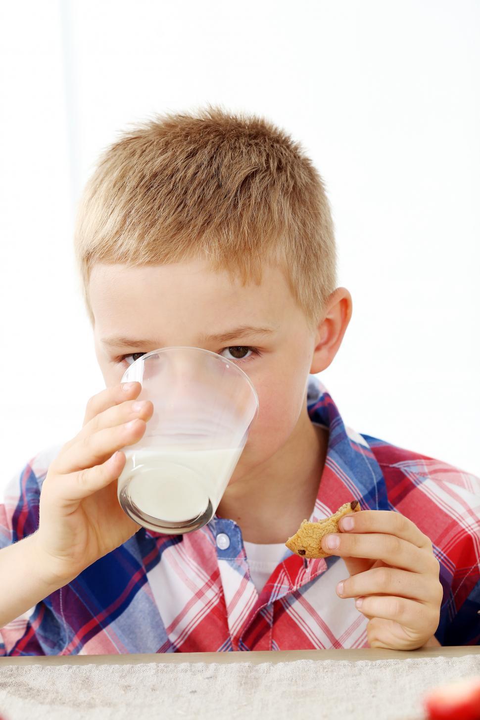 Free Image of Cute boy with glass of milk 