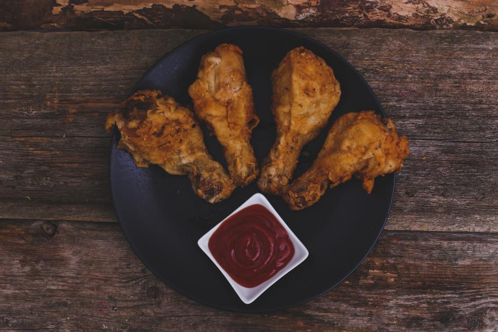 Free Image of Delicious chicken legs with dipping sauce 