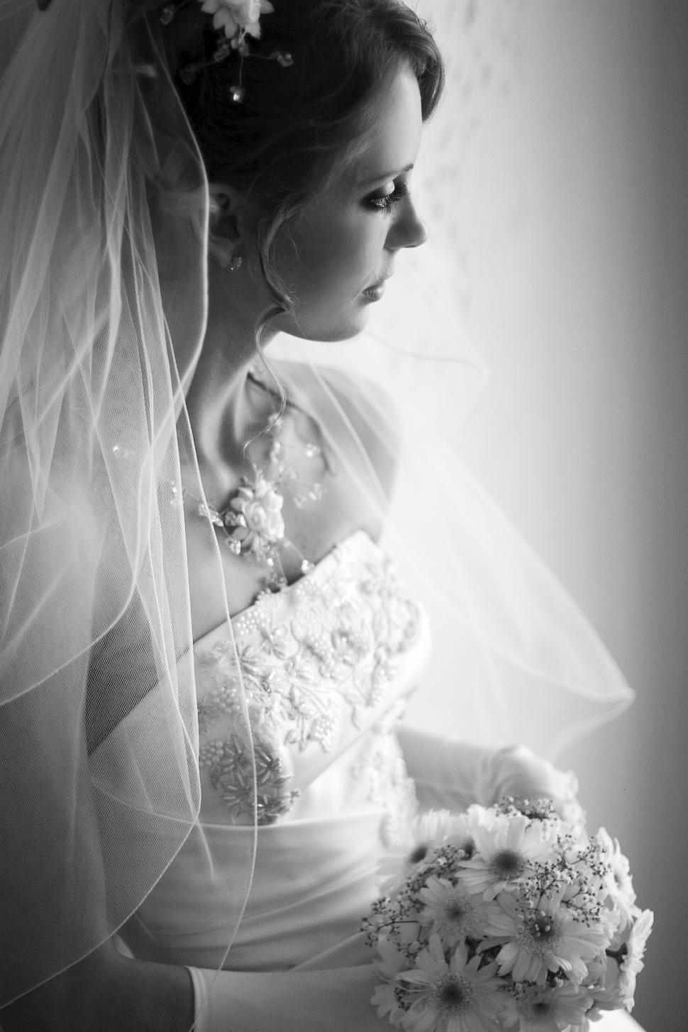 Free Image of Bride with bouquet, black and white 