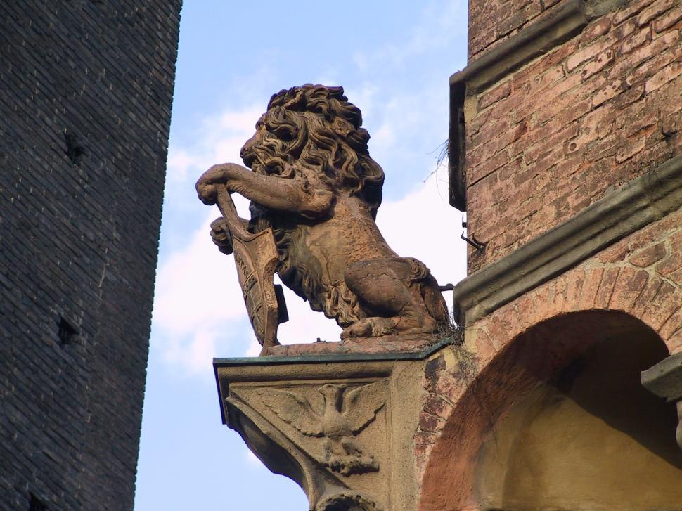 Free Image of A lion in the city 