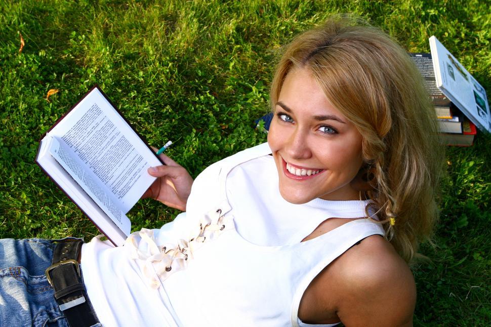 Free Image of young attractive student reading the book 