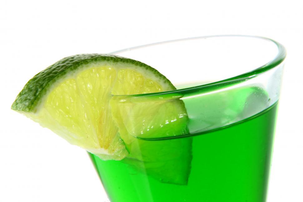 Free Image of green cocktail with lime slice 