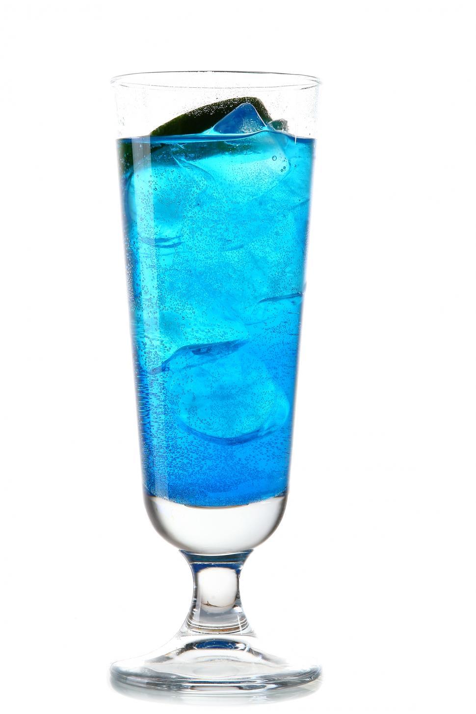 Free Image of light blue cocktail over ice 
