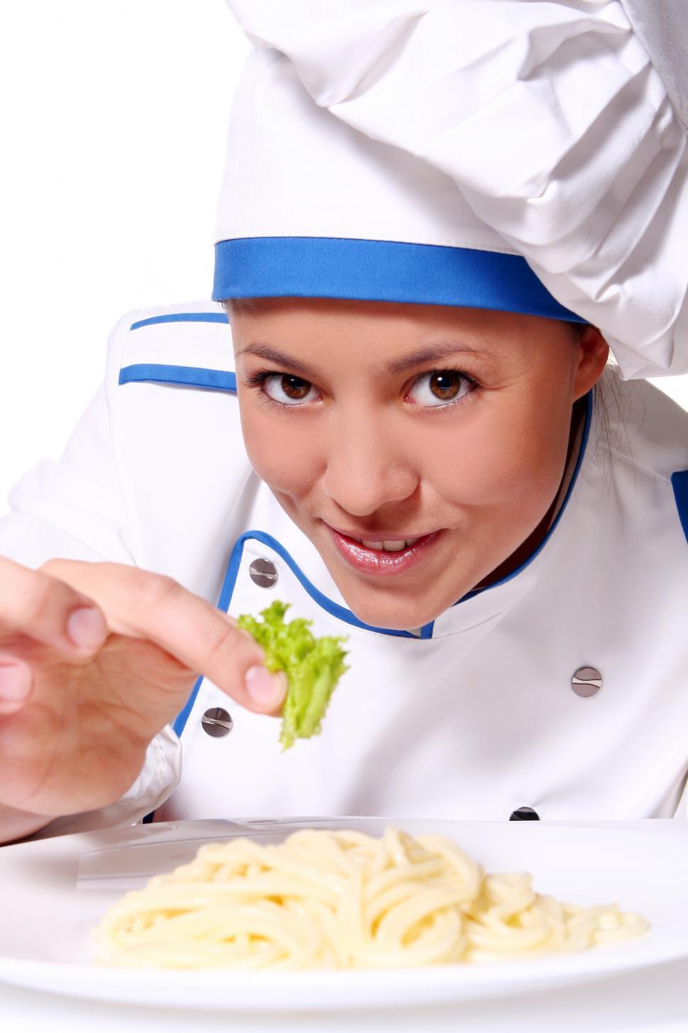 Free Image of funny chef eating fresh pasta with little greens 