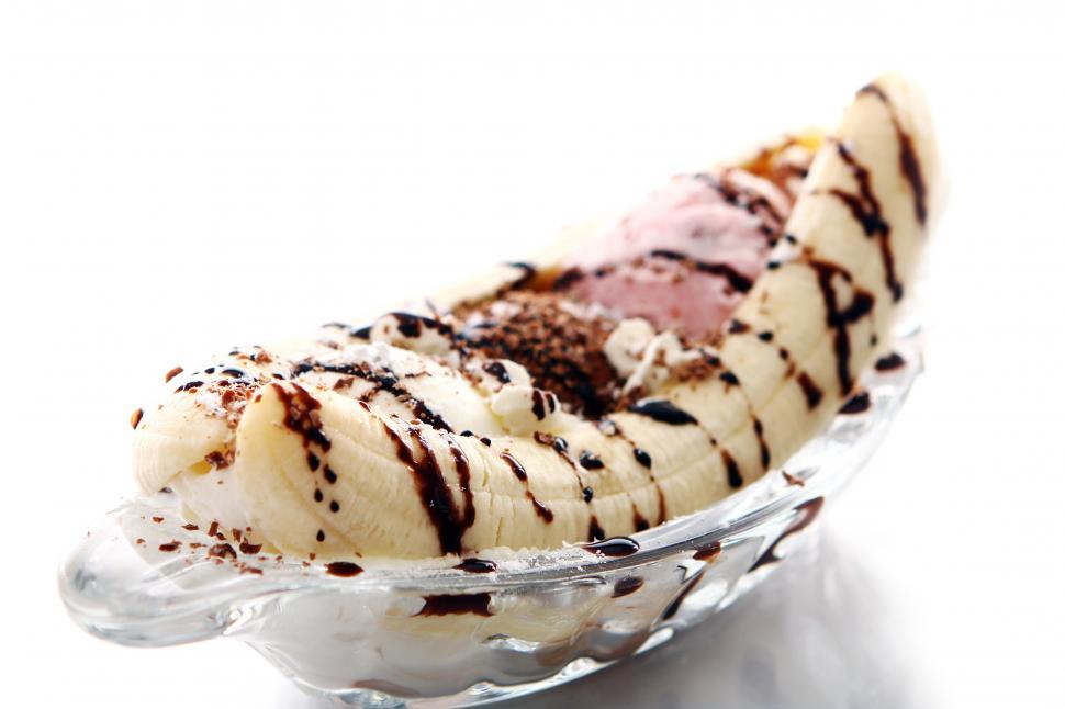 Free Image of Ice cream dessert with banana 
