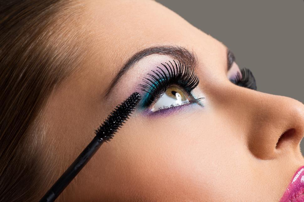 Free Image of Close up of dark mascara being applied, pretty eyes 