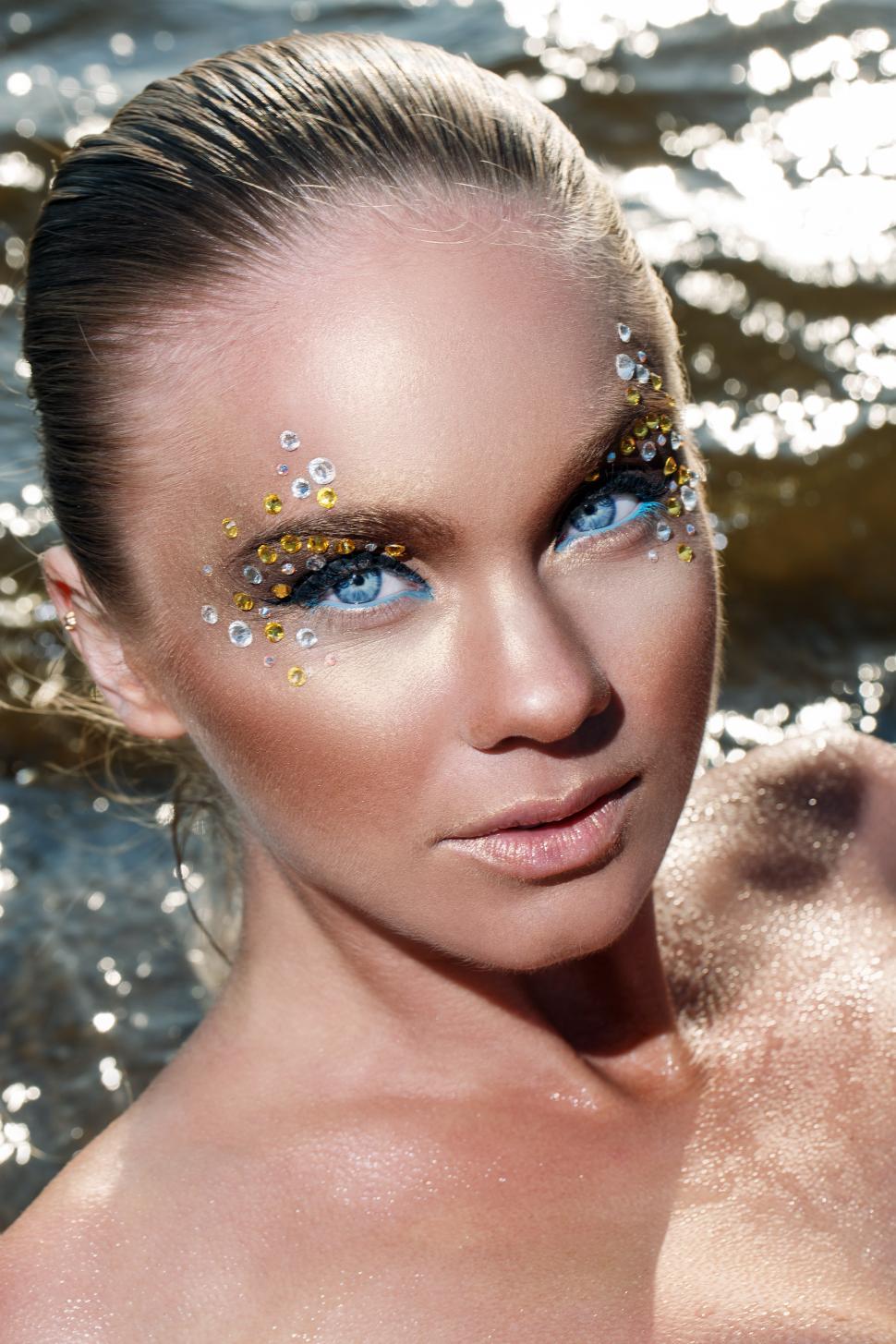 Free Image of Woman with sparking makeup at beach 