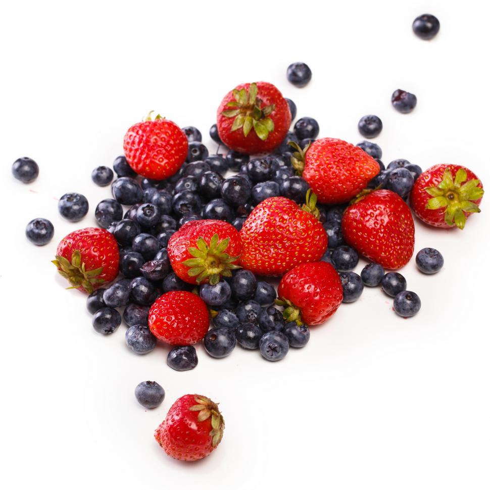 Free Image of Delicious, natural strawberries and blueberries 