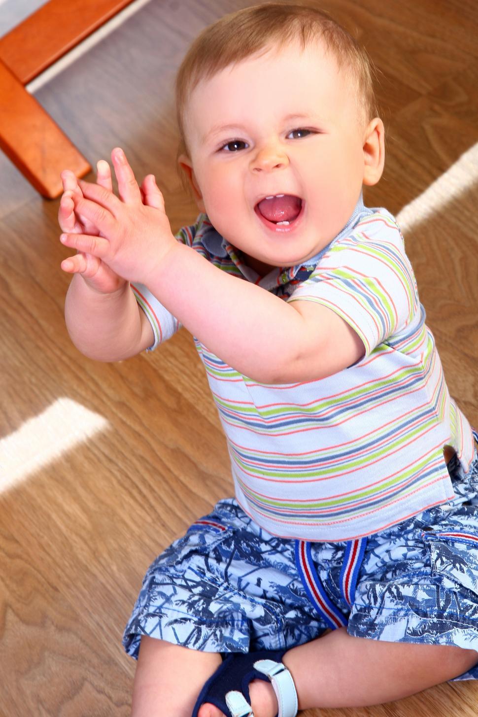 Free Image of happy toddler clapping 