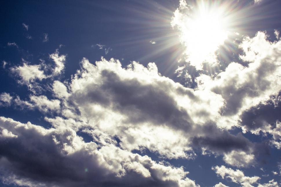 Free Image of Cloudy sky with sun and sunbeams 
